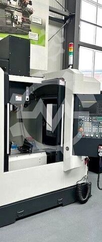 Vertikales Bearbeitungszentrum DAHLIH MCV-860 + RoboJob MA 25