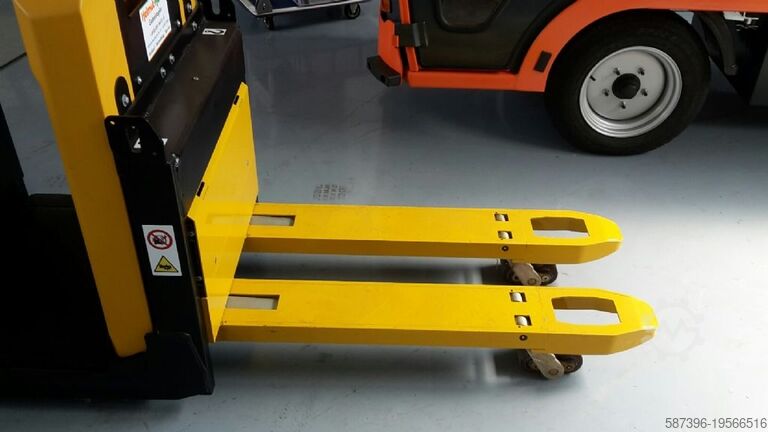 Electric Pallet Truck Yale MO20