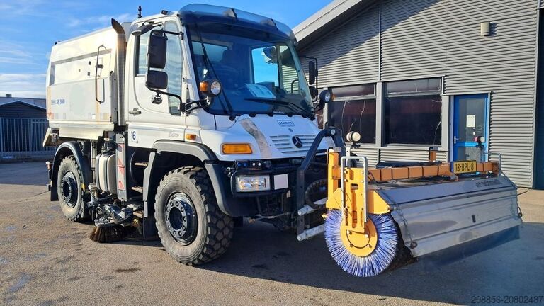 Spezial-LKW Unimog U400 met Schmidt SK350 veegmachine