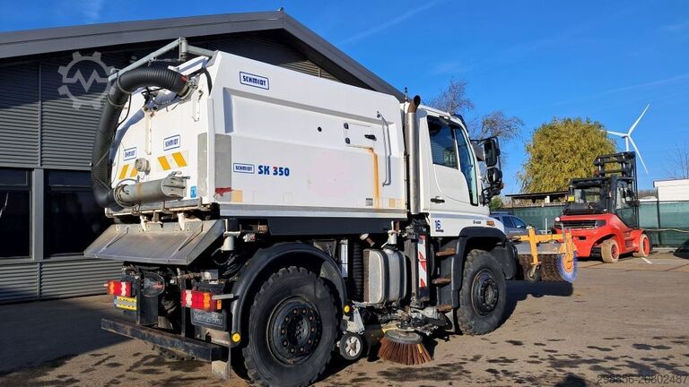 Spezial-LKW Unimog U400 met Schmidt SK350 veegmachine