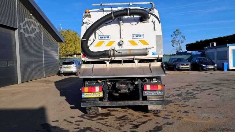 Spezial-LKW Unimog U400 met Schmidt SK350 veegmachine