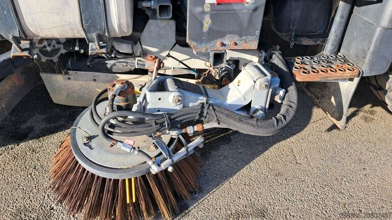 Spezial-LKW Unimog U400 met Schmidt SK350 veegmachine