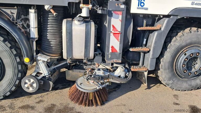 Spezial-LKW Unimog U400 met Schmidt SK350 veegmachine