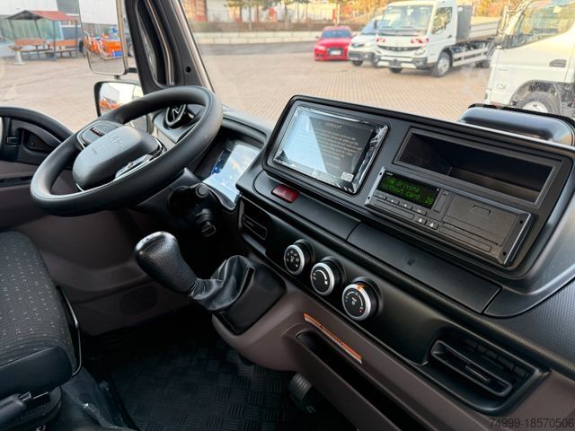 Tipper van FUSO Canter 7C18 Abrollkipper kurzer Radstand 2800mm