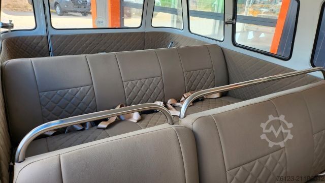 Kleinbus VOLKSWAGEN T 1 Samba mit Safarifenster