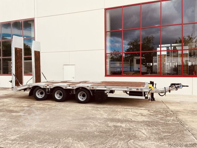 Low loader trailer Möslein TT 31  31 t GG Tridem- Tieflader 3 Achs, gelenktNeufahrzeug