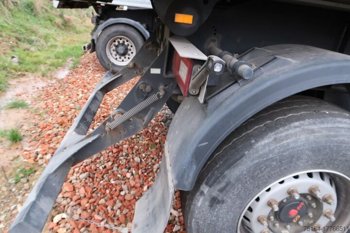Tipper semi-trailer Reisch RHKS-3 Alukastenmulde Unfall