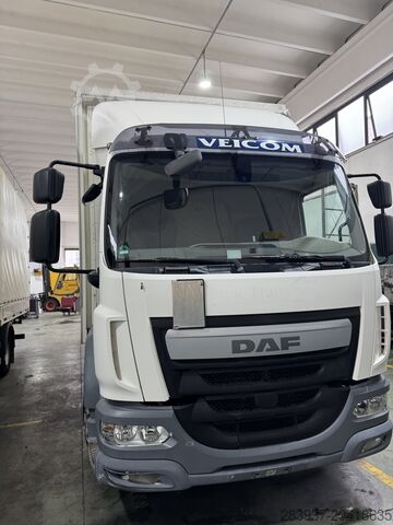 Curtain side with sliding tarpaulins and tail lift daf 55.280