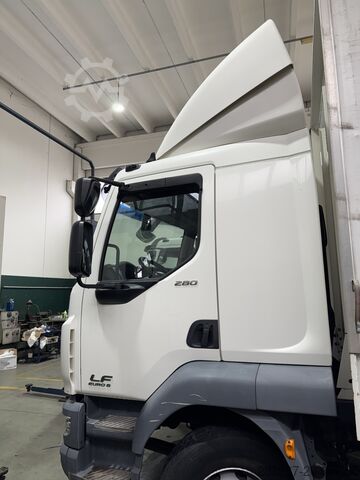 Curtain side with sliding tarpaulins and tail lift daf 55.280