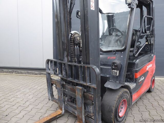 Electric 4-wheel forklift Linde E25-01
