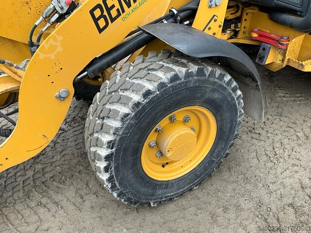 Loader Caterpillar 906M