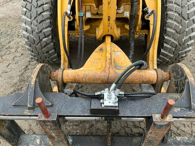 Loader Caterpillar 906M