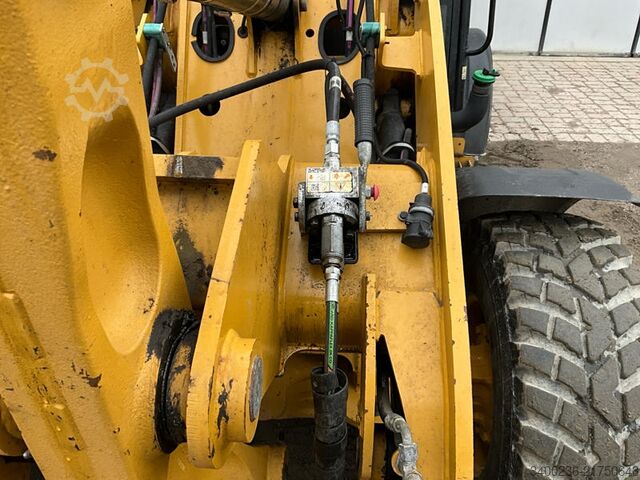 Loader Caterpillar 906M