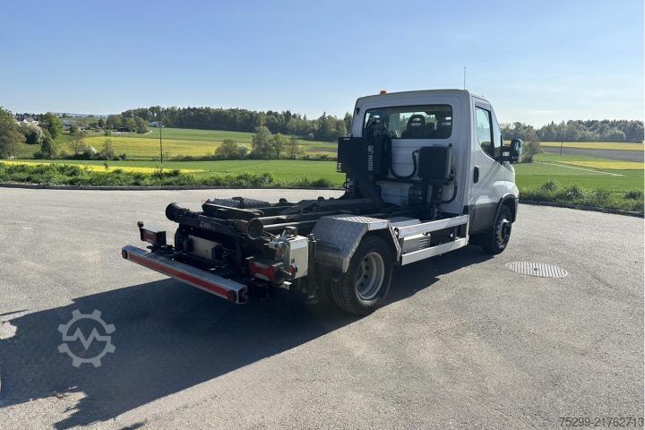 Abrollkipper Iveco 70C17 Kommunal + Schneepflug / Swiss-Vehicle