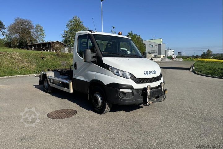 Abrollkipper Iveco 70C17 Kommunal + Schneepflug / Swiss-Vehicle