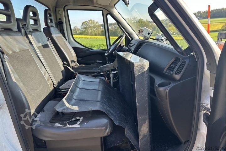 Abrollkipper Iveco 70C17 Kommunal + Schneepflug / Swiss-Vehicle