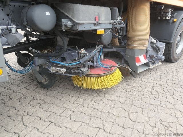 Kehrmaschine MERCEDES-BENZ 2032 A Actros 4x4, Bucher STKF 9500, Airport, AC