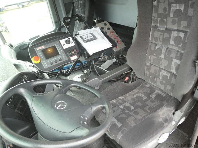 Kehrmaschine MERCEDES-BENZ 2032 A Actros 4x4, Bucher STKF 9500, Airport, AC