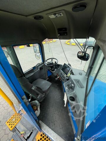 Terminal tractor Kalmar T2