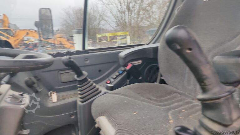 Mobilbagger Hyundai R55W-9A with 3 excavator buckets