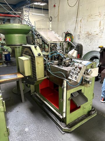 Cold heading machine including vibratory feeder Cold heading machine including vibrating feeder