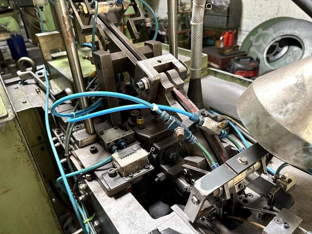 Cold heading machine including vibratory feeder Cold heading machine including vibrating feeder