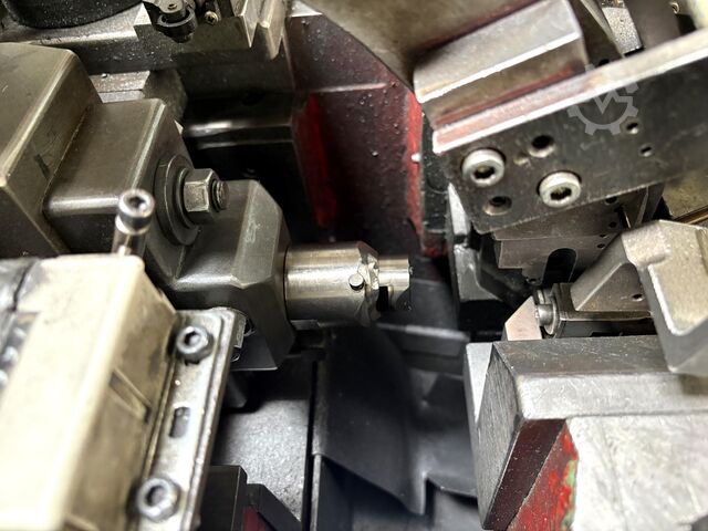 Cold heading machine including vibratory feeder Cold heading machine including vibrating feeder
