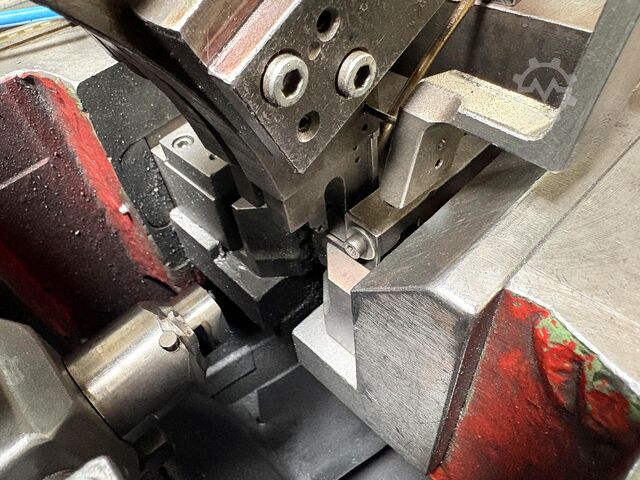 Cold heading machine including vibratory feeder Cold heading machine including vibrating feeder