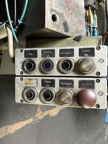 Cold heading machine including vibratory feeder Cold heading machine including vibrating feeder