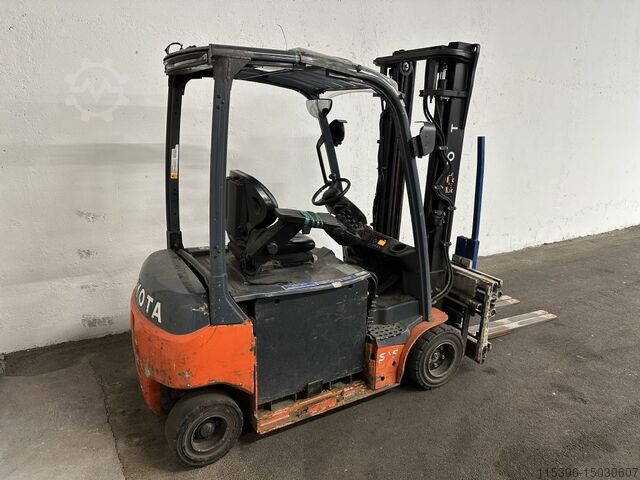 Electric 4-wheel forklift Toyota 8FBM20T - SEITENSCHIEBER - KLAMMER