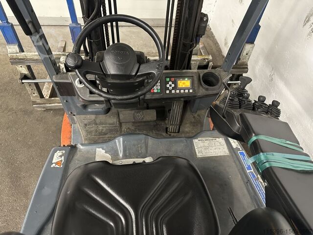 Electric 4-wheel forklift Toyota 8FBM20T - SEITENSCHIEBER - KLAMMER