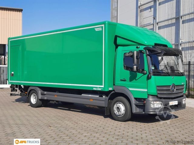Box truck MERCEDES-BENZ 1524 L Koffer 7,35 m mit Tür + LBW 2t