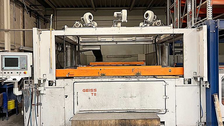 Vacuum Deep-Drawing Machine Geiss T8 DU