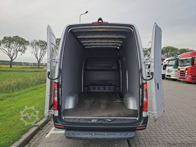 High-roof van MERCEDES-BENZ SPRINTER 317 L2H2 Automaat Mbux