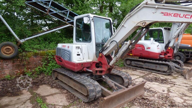 Hydraulic crawler excavator TAKEUCHI TB 250