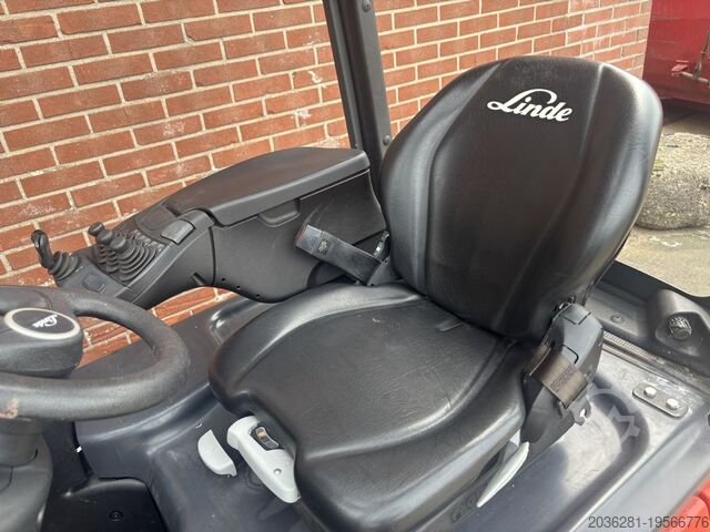 Electric 3-wheel forklift Linde E15-02