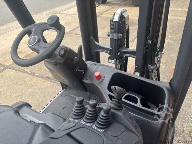 Electric 3-wheel forklift Linde E15-02