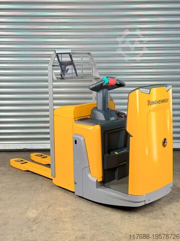 No pallet truck driver Jungheinrich ERE 225 - Service Neu - Batterie 82% - Nur  3.338 Std. -2,5t