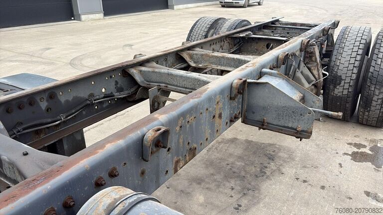 Fahrgestell mit Fahrerhaus Renault Premium 250 (POMPE MANUELLE / MANUAL PUMP)