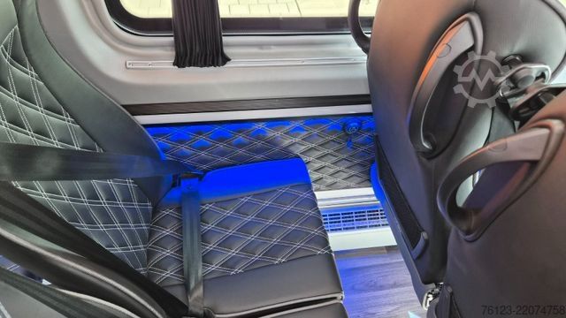 Minibus MERCEDES-BENZ 519  Allrad 4 x 4 Lagerfahrzeug Stock 20 Sitzer
