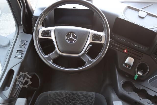 Flatbed truck with tarp Antos 1836L