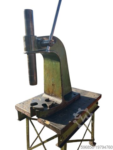 Manual column press – sturdy, well-designed Prasa ręczna kolumnowa 