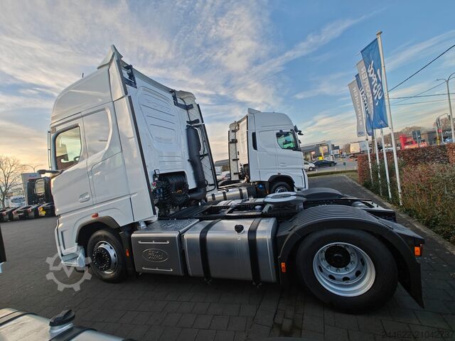 Standard tractor unit Ford Truck F-Max L