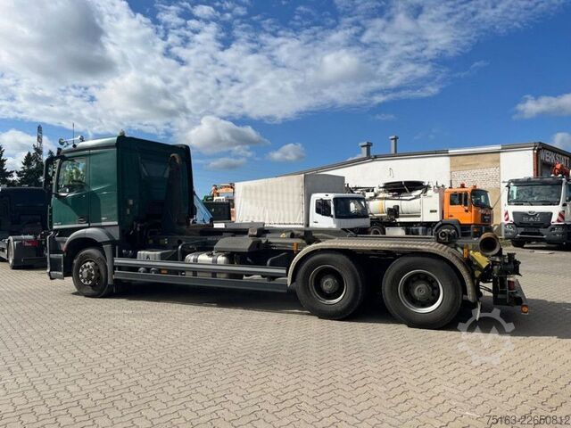 Abrollkipper MERCEDES-BENZ Arocs 2643 6x6 HAD Abrollkipper Meiller 30to