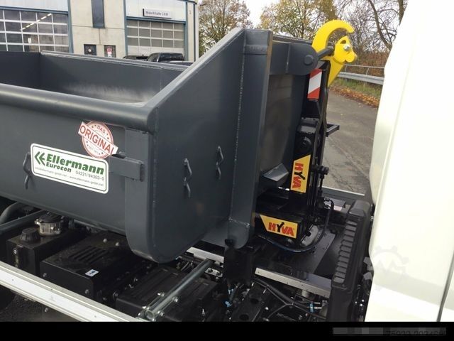 Tipper van FUSO Canter 7C18 Hyva-Abrollkipper mit Container