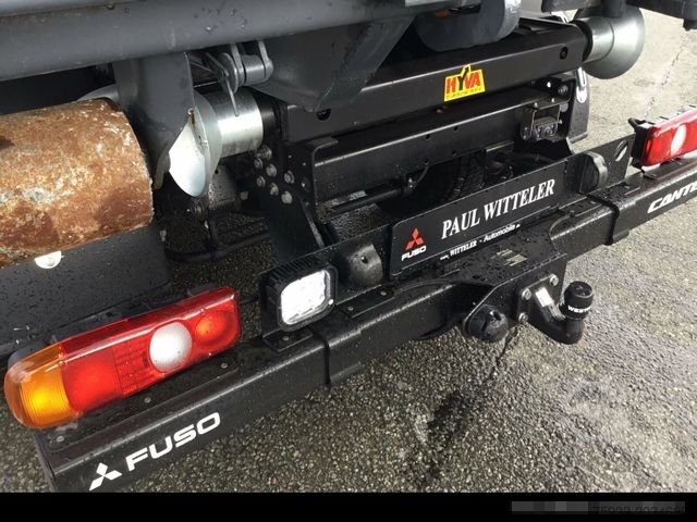 Tipper van FUSO Canter 7C18 Hyva-Abrollkipper mit Container
