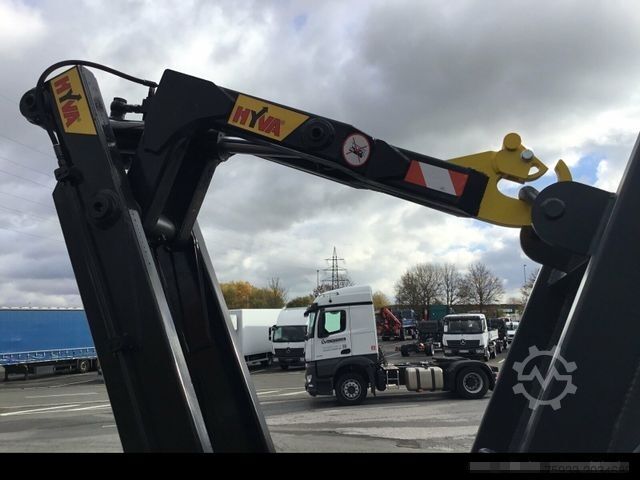 Tipper van FUSO Canter 7C18 Hyva-Abrollkipper mit Container