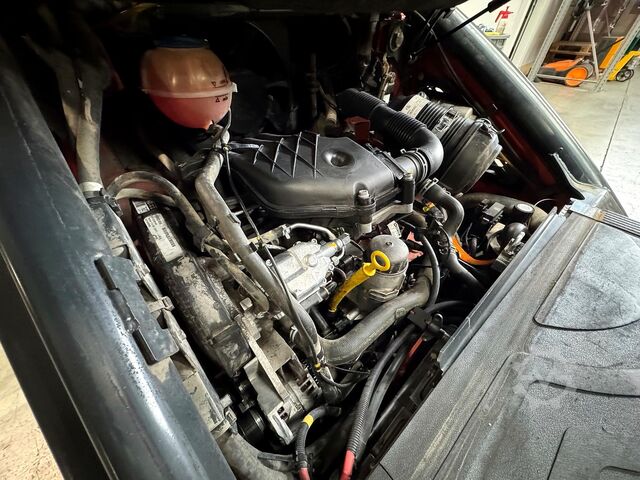 UVV 05/27, 3rd insurance check, side protection. Diesel engine, 8,030 operating hours. Linde H 25D