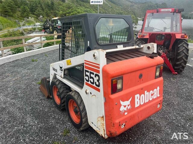 Loader Bobcat 553 compact loader w/ bucket and pallet forks. WAT