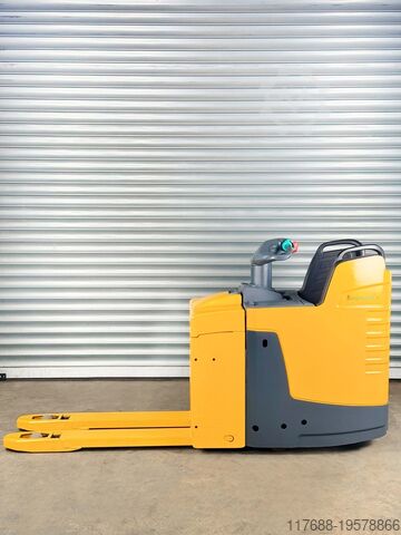 No pallet truck driver Jungheinrich Elektro Niederhubwagen mit Plattform - Service Neu - Batterie 83% - 2,5t